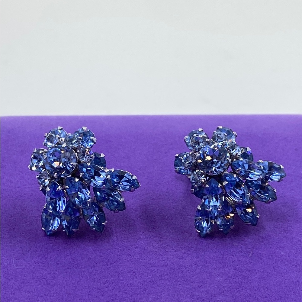 💛 Vintage Sherman Blue Crystal Flower Cluster Screw Back Earrings